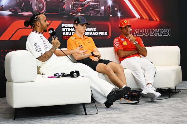 Sainz-Hamilton, si cambia: Lewis racconta l'anno peggiore