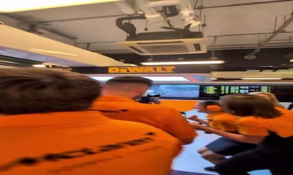 Tripudio McLaren ad Abu Dhabi: la gioia ai box è incontenibile