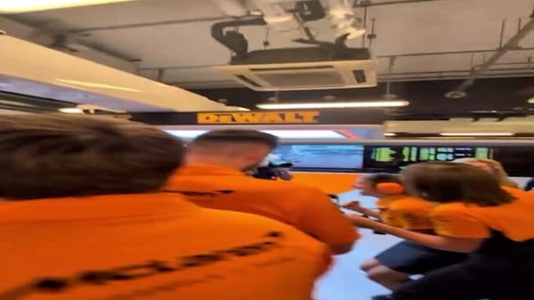 Tripudio McLaren ad Abu Dhabi: la gioia ai box è incontenibile