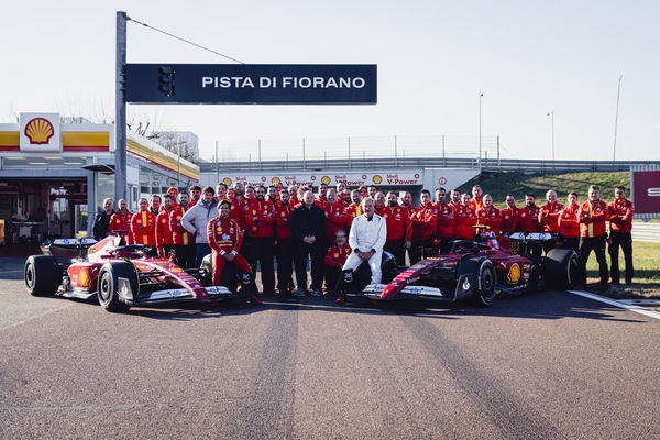 Ferrari, giornata speciale per i Sainz: "Grazie, avete reso felice un nonno"