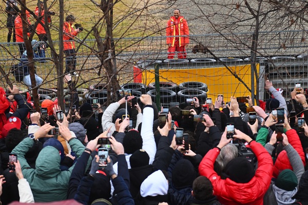 Ferrari, bagno di folla per Hamilton: tifosi impazziti a Fiorano
