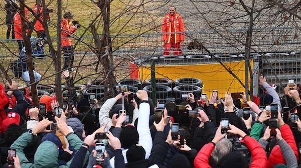 Ferrari, bagno di folla per Hamilton: tifosi impazziti a Fiorano