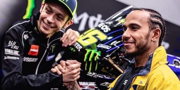 Valentino Rossi, quanta curiosità su Hamilton in Ferrari: giusto prenderlo