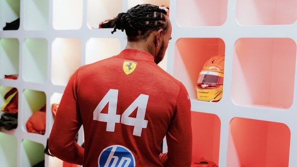 Hamilton fa il suo primo discorso in italiano alla Ferrari