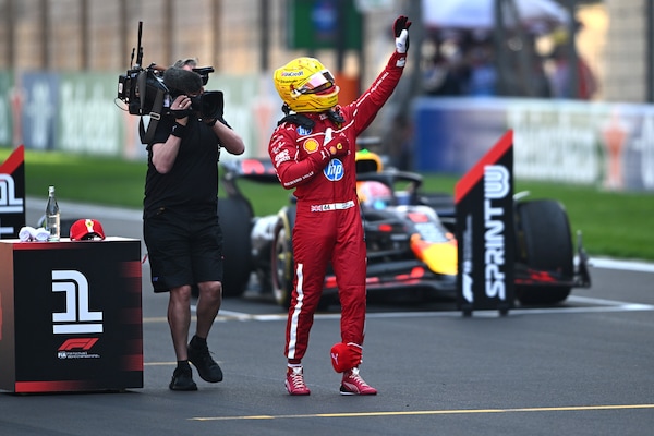 F1, le foto della vittoria di Lewis Hamilton nella sprint in Cina