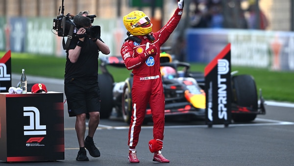 F1, le foto della vittoria di Lewis Hamilton nella sprint in Cina