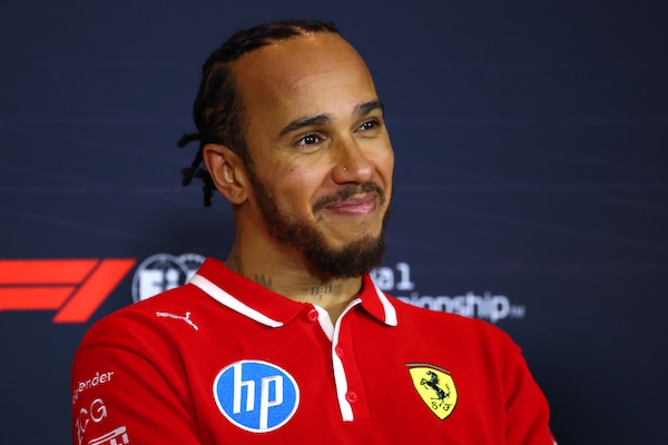 Hamilton vince con la Ferrari e si sfoga: "In tanti hanno parlato a vanvera"
