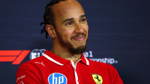 Hamilton vince con la Ferrari e si sfoga: "In tanti hanno parlato a vanvera"