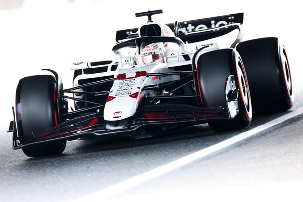 Verstappen batte le McLaren e vola in pole in Giappone, 4° Leclerc