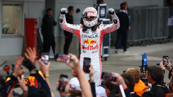 Verstappen vince in Giappone davanti alle McLaren, super Antonelli a Suzuka