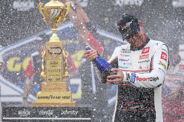 NASCAR: a Darlington Hamlin mette subito la seconda
