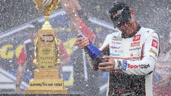 NASCAR: a Darlington Hamlin mette subito la seconda