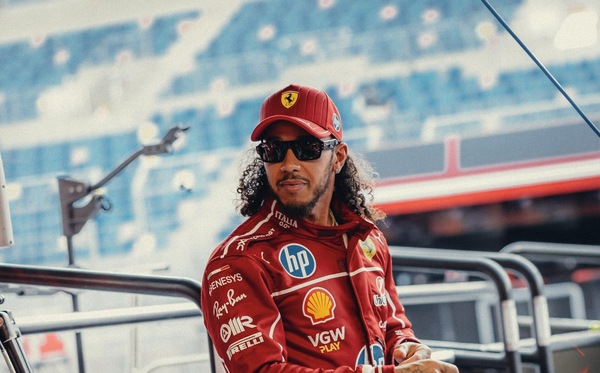 Hamilton, che look in Bahrain
