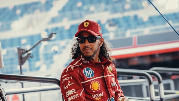 Hamilton, che look in Bahrain