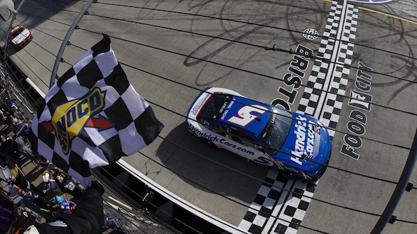 NASCAR: nessuno può fermare Larson a Bristol