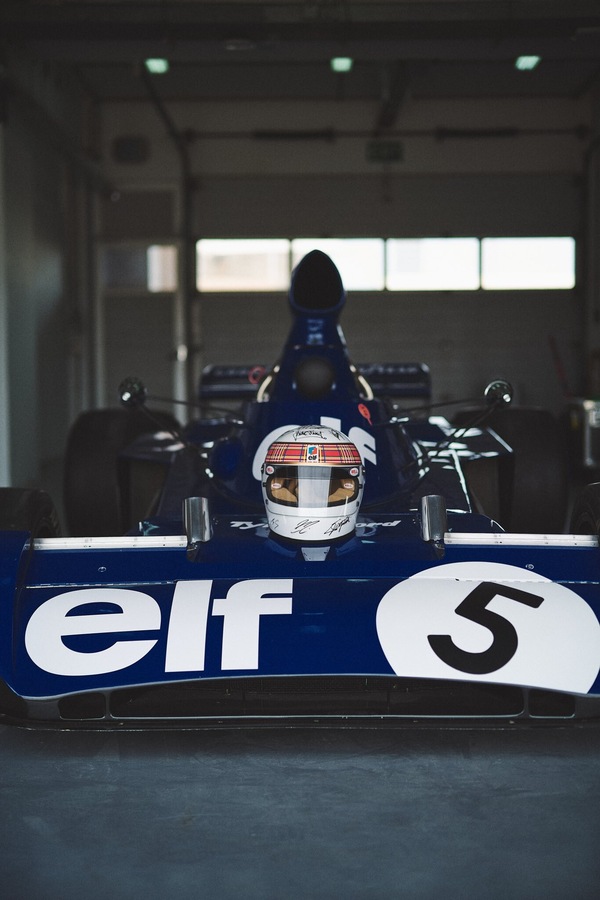 Jackie Stewart e il casco autografato dai campioni: c'è anche la firma Schumacher