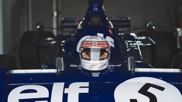 Jackie Stewart e il casco autografato dai campioni: c'è anche la firma Schumacher