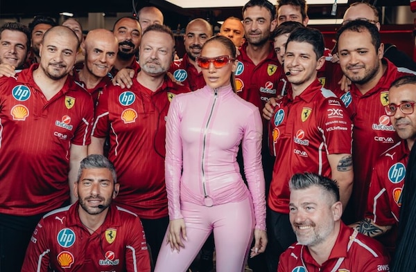 Ferrari, Jennifer Lopez nei box della Rossa in Arabia Saudita