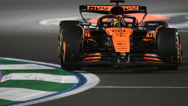 Piastri vince a Jeddah davanti a Verstappen, Leclerc conquista il primo podio della stagione