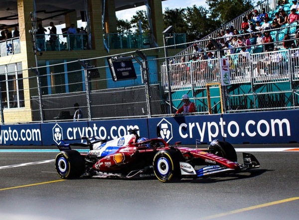 Ferrari, Leclerc ed Hamilton in coro: difficile rimontare, non siamo veloci