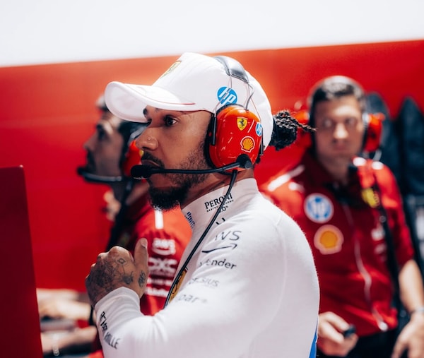 Hamilton lontano in pista ma campione nella moda: il suo look al Met Gala