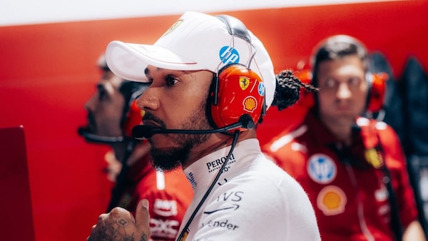Hamilton lontano in pista ma campione nella moda: il suo look al Met Gala