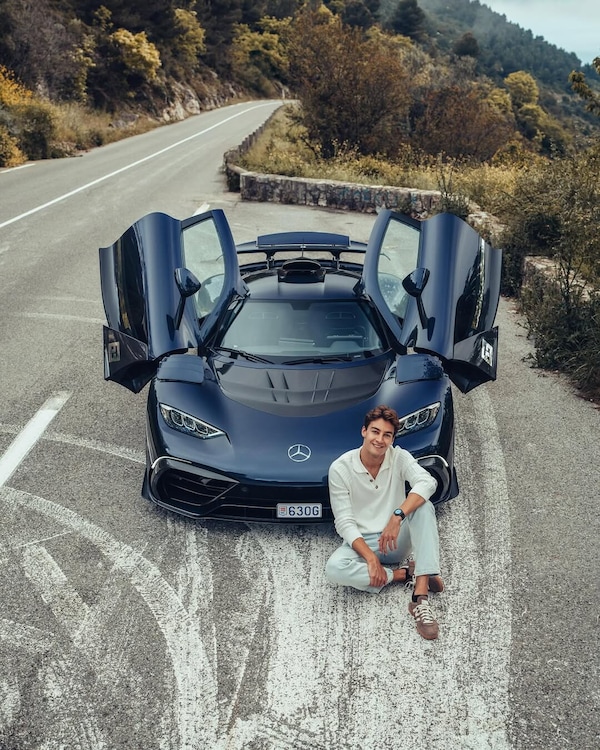 George Russell e la sua nuova auto: una Formula 1 stradale