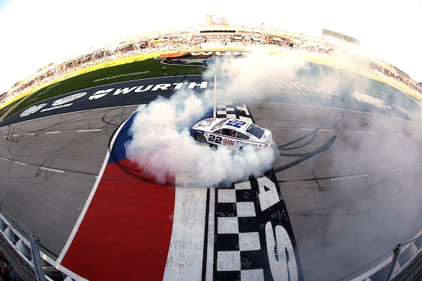 NASCAR: Logano si impone in Texas