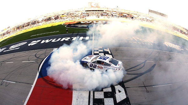 NASCAR: Logano si impone in Texas