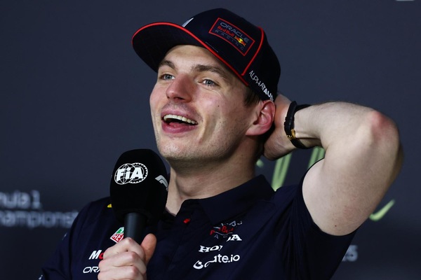Verstappen è Franz Hermann e gira al Nurburgring con la Ferrari