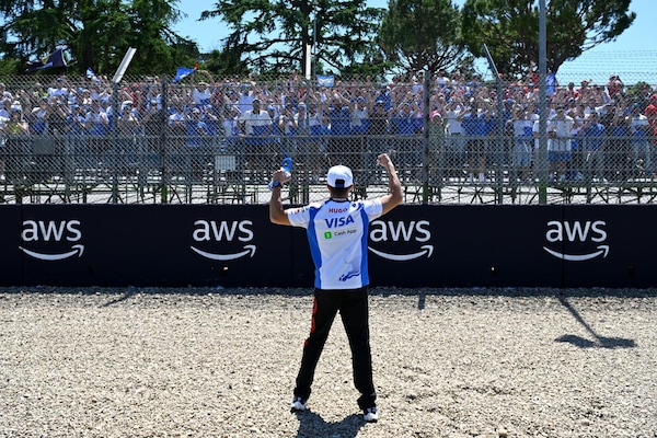 Racing Bulls a punti nella gara di casa: Hadjar continua a brillare
