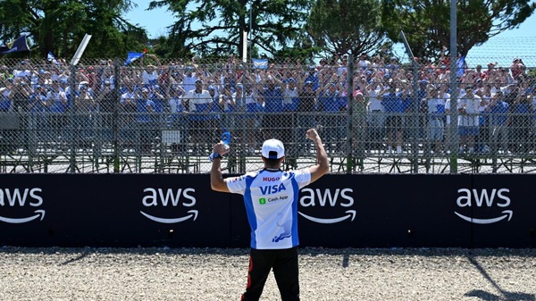 Racing Bulls a punti nella gara di casa: Hadjar continua a brillare