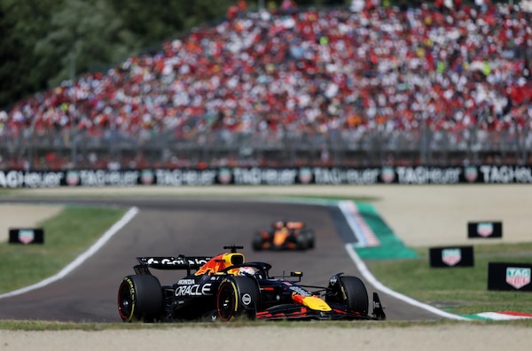 Max trionfa sulle McLaren, Ferrari delude, Leclerc e Hamilton consolano i tifosi