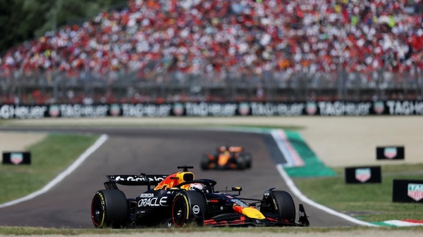 Max trionfa sulle McLaren, Ferrari delude, Leclerc e Hamilton consolano i tifosi