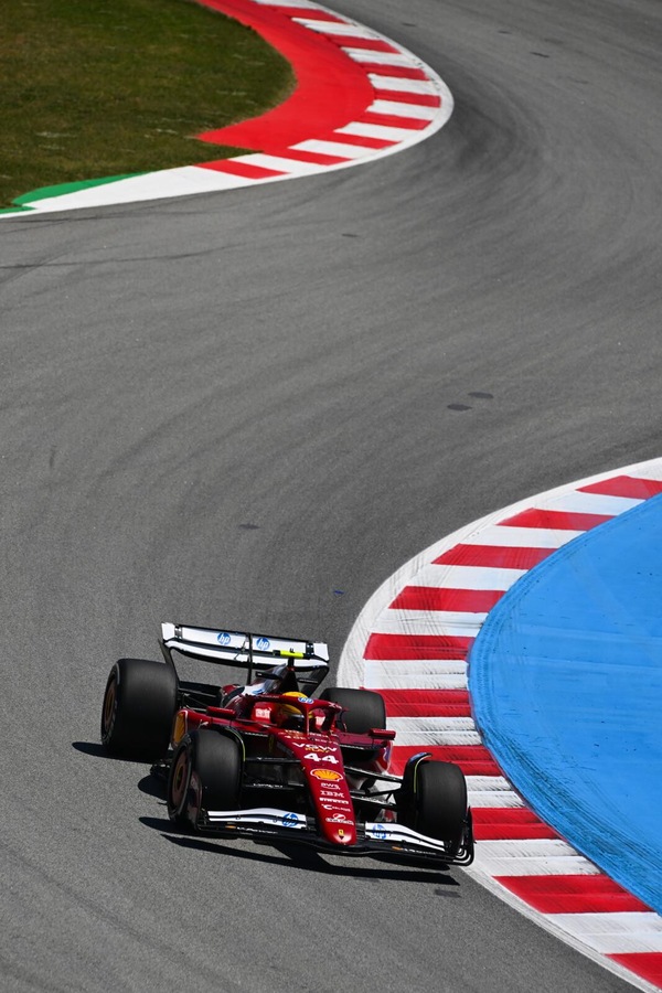 Hamilton punta sui 56 giri di domenica: "Massimo attacco per domani"