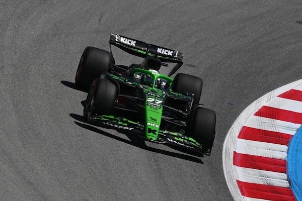 Sauber, la C45 Evo sorprende: ala, fondo e pance fanno volare Hulkenberg