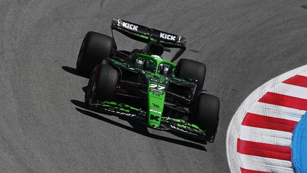 Sauber, la C45 Evo sorprende: ala, fondo e pance fanno volare Hulkenberg