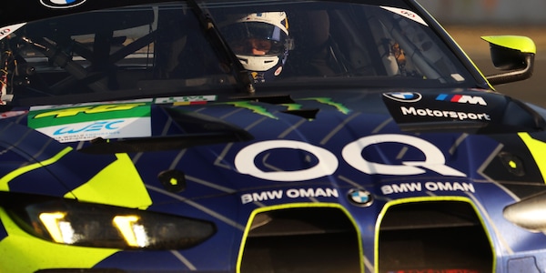 La Bmw di Vale in fuga al comando a Le Mans in classe LMGT3