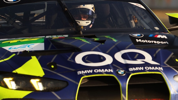 La Bmw di Vale in fuga al comando a Le Mans in classe LMGT3