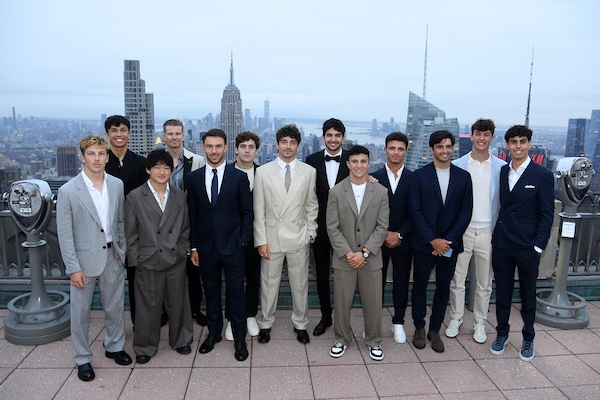 Il film F1 conquista Times Square: show e piloti sul red carpet