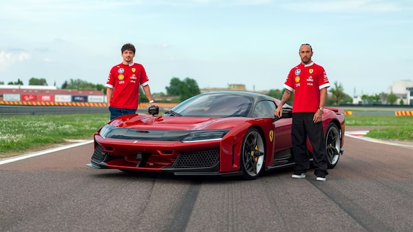 Spettacolo a Maranello: Leclerc ed Hamilton sulla F80