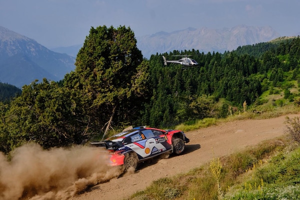 Rally Grecia, Tanak resiste in testa all'Acropolis