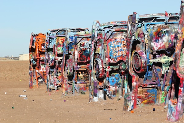 Arte sulla Route 66: il mistero colorato del Cadillac Ranch