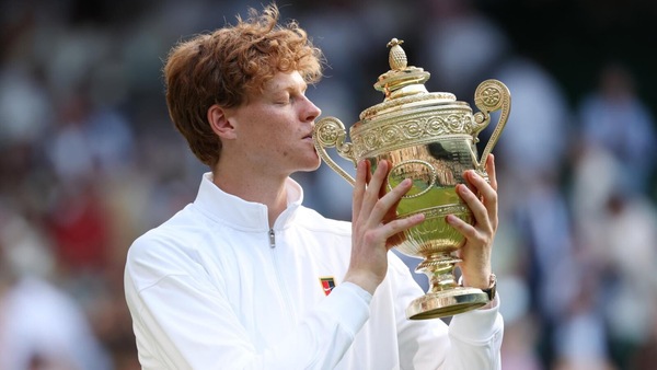 Sinner vince a Wimbledon e scherza: "solo perché oggi non c'era la F1"