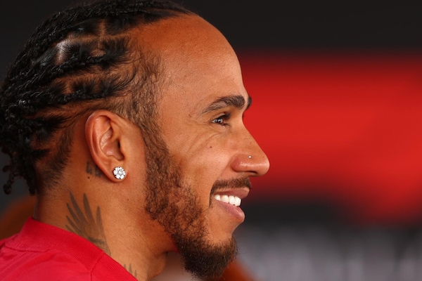 Hamilton in rosso: il sogno Ferrari tra sfide ed emozioni