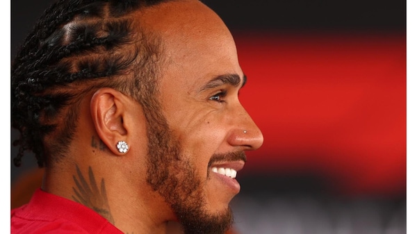 Hamilton in rosso: il sogno Ferrari tra sfide ed emozioni