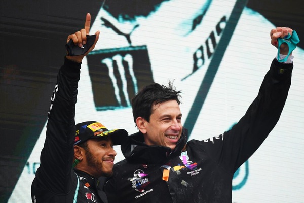 Wolff: "Hamilton? È rimasto un amico: mi viene a trovare e... mi racconta dei suoi flirt!"