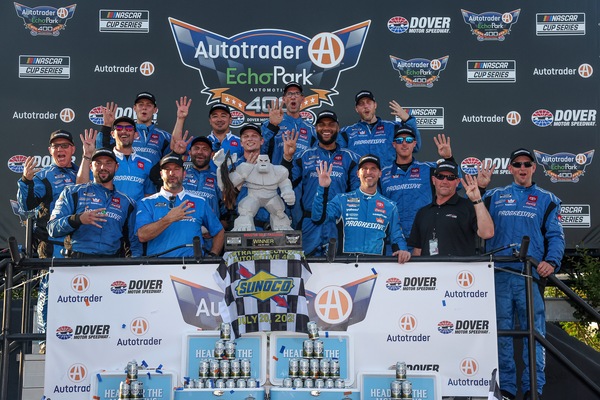 NASCAR: Hamlin controlla il finale dopo la pioggia