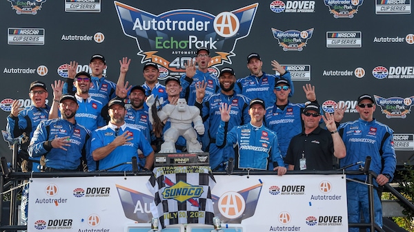 NASCAR: Hamlin controlla il finale dopo la pioggia