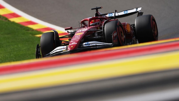 Ferrari, qualifica a due facce: Hamilton fa mea culpa, Leclerc promuove la sospensione